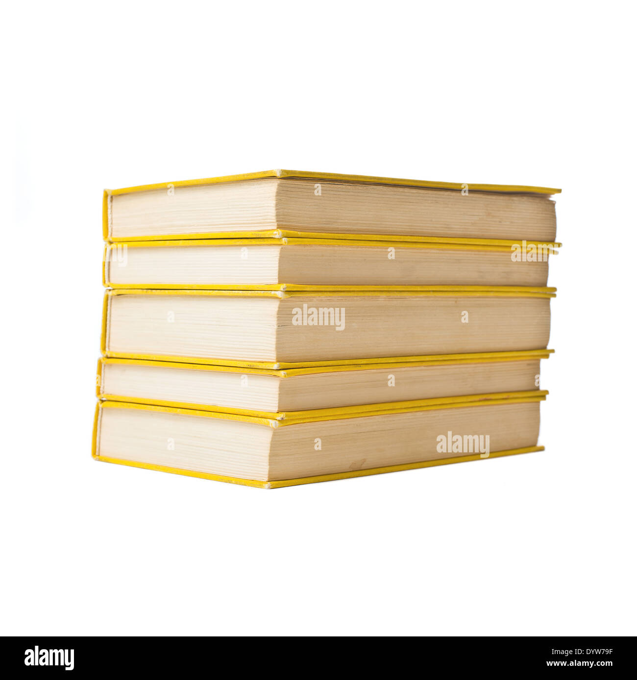 Pila di libri usati con hardcovers giallo su sfondo bianco Foto Stock