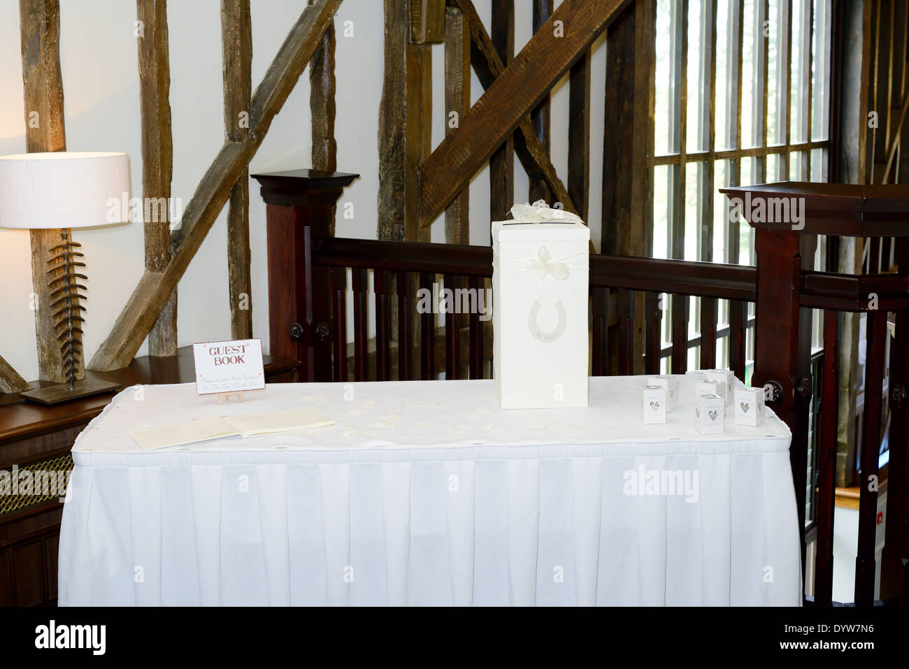 Ricevimento di matrimonio dono tabella tabella decorate con guest book e scatole di confetti Foto Stock