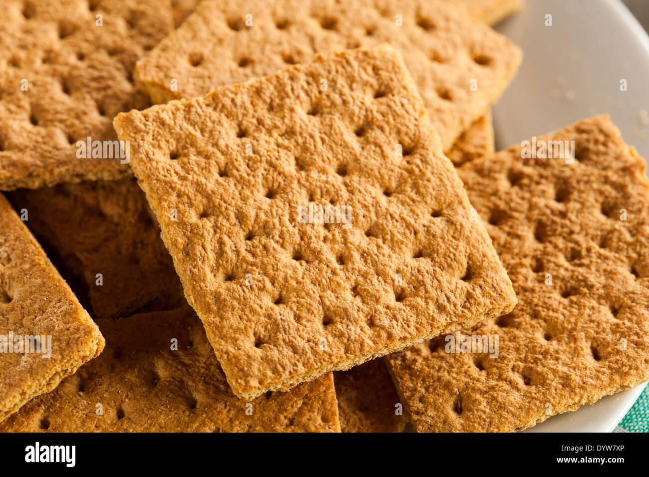 Miele di sani Graham cracker su una piastra Foto Stock