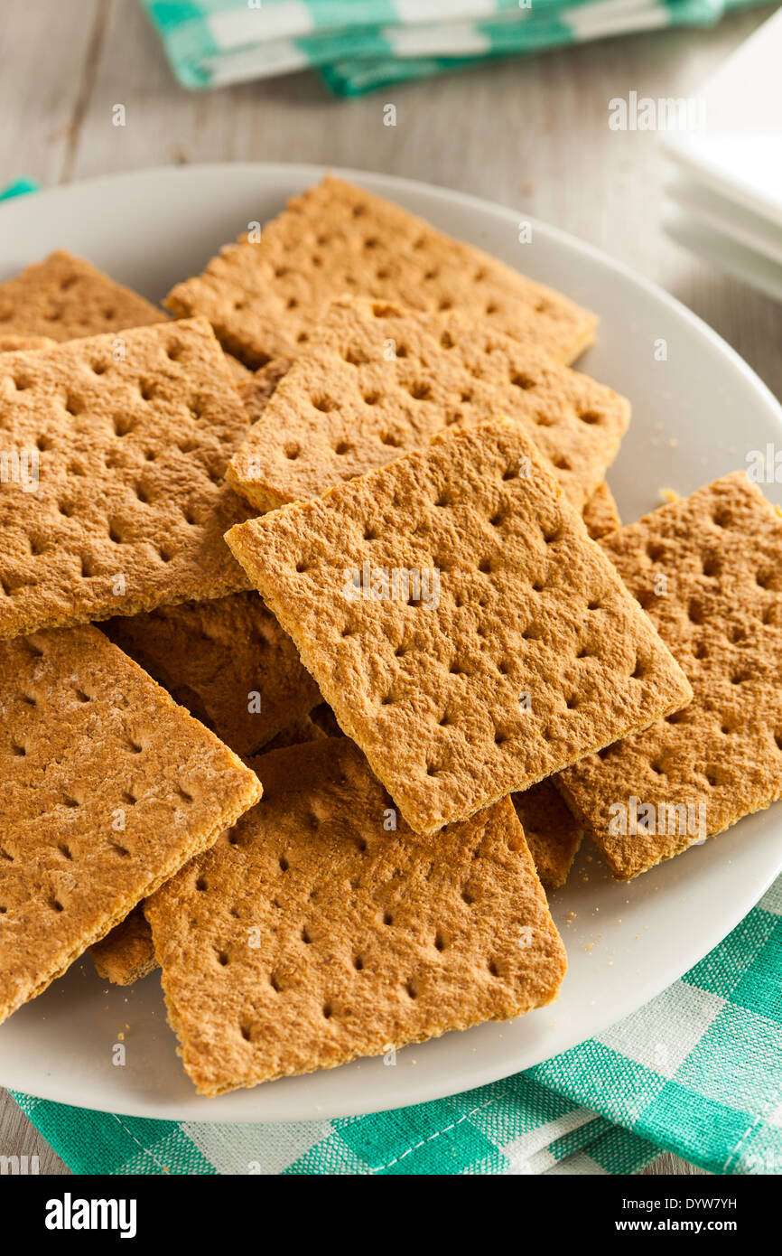 Miele di sani Graham cracker su una piastra Foto Stock