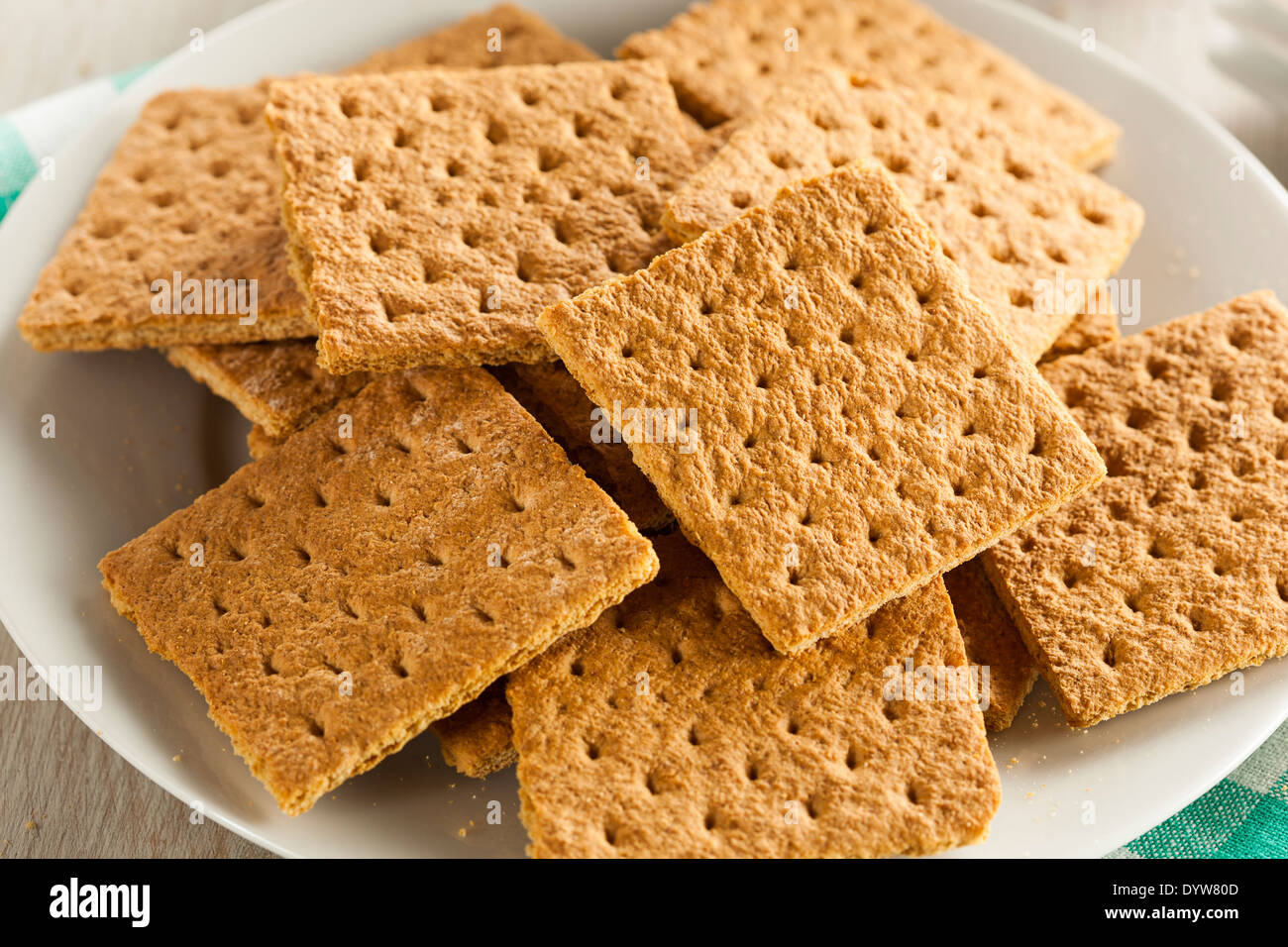 Miele di sani Graham cracker su una piastra Foto Stock