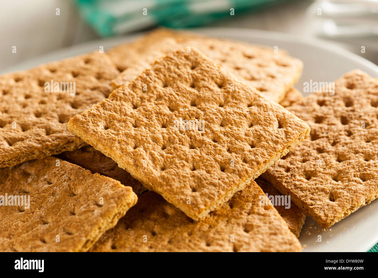Miele di sani Graham cracker su una piastra Foto Stock