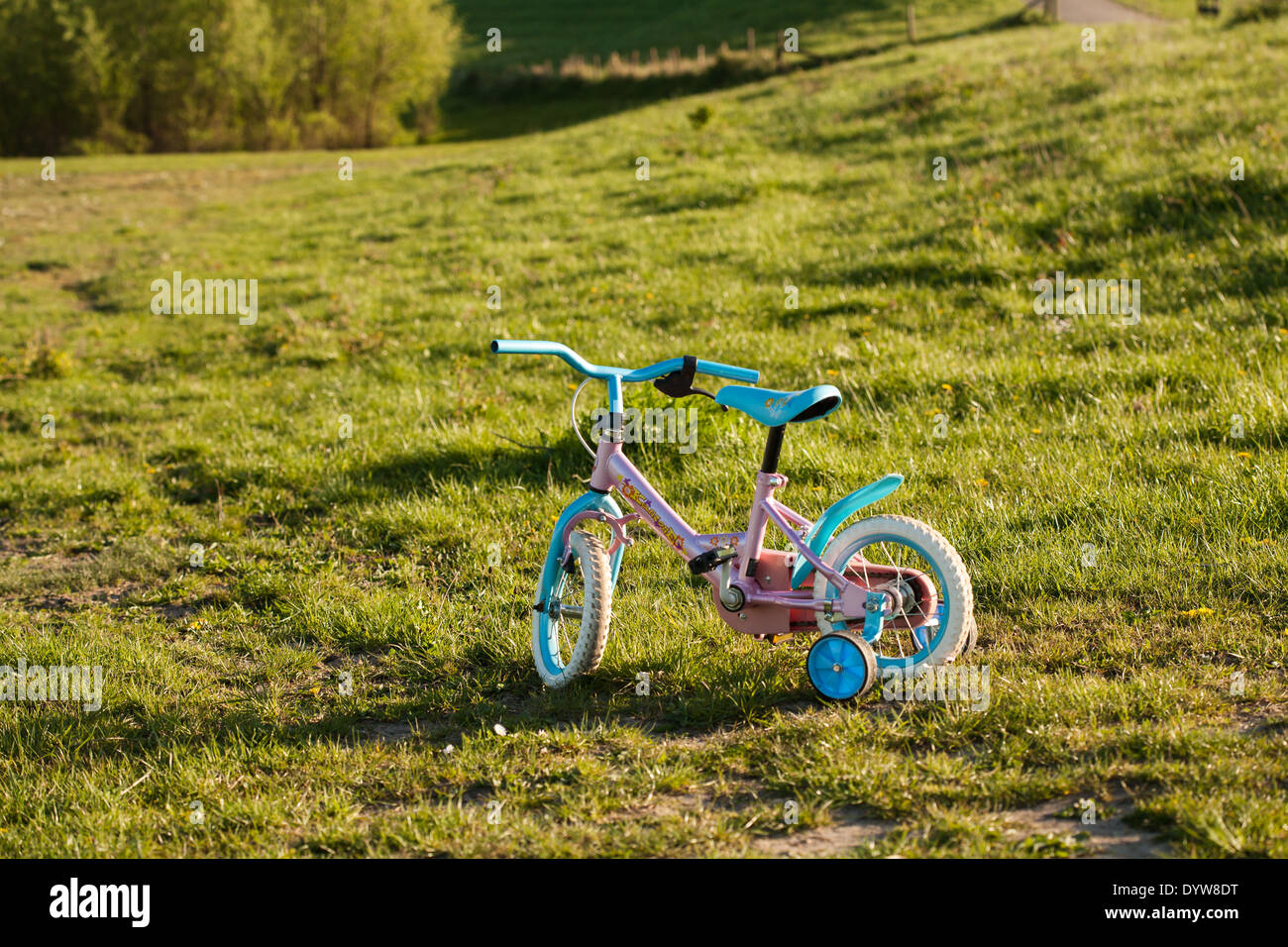 Bambino abbandonato la bicicletta con ruote di formazione Foto Stock