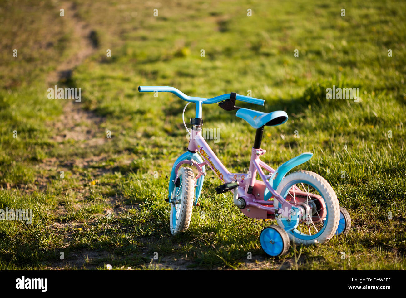 Bambino abbandonato la bicicletta con ruote di formazione Foto Stock