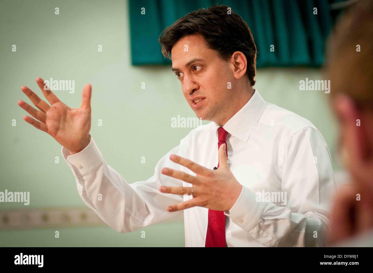 Wishaw, Lanarkshire, Scotland, Regno Unito. Xxv Aprile, 2014. Il leader dell opposizione, Ed Milliband, parla a ISA Centro di denaro a Wishaw, Lanarkshire. Egli è stato in Scozia come parte di un 2 giorno di viaggio con la Shadow Cabinet. Venerdì, 25 aprile 2014. Wullie marr/ALAMY NEWS Foto Stock