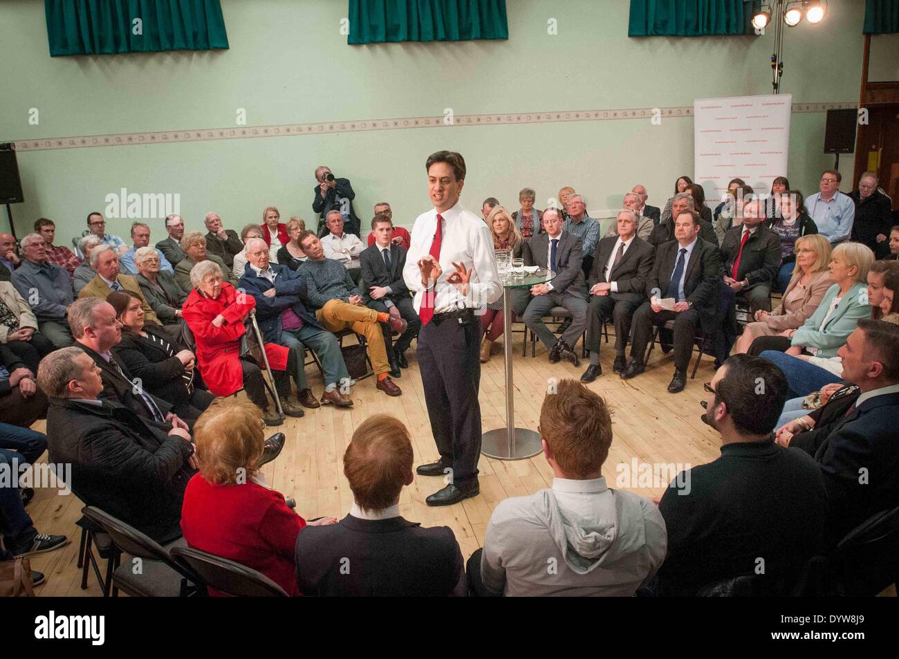 Wishaw, Lanarkshire, Scotland, Regno Unito. Xxv Aprile, 2014. Il leader dell opposizione, Ed Milliband, parla a ISA Centro di denaro a Wishaw, Lanarkshire. Egli è stato in Scozia come parte di un 2 giorno di viaggio con la Shadow Cabinet. Venerdì, 25 aprile 2014. Wullie marr/ALAMY NEWS Foto Stock