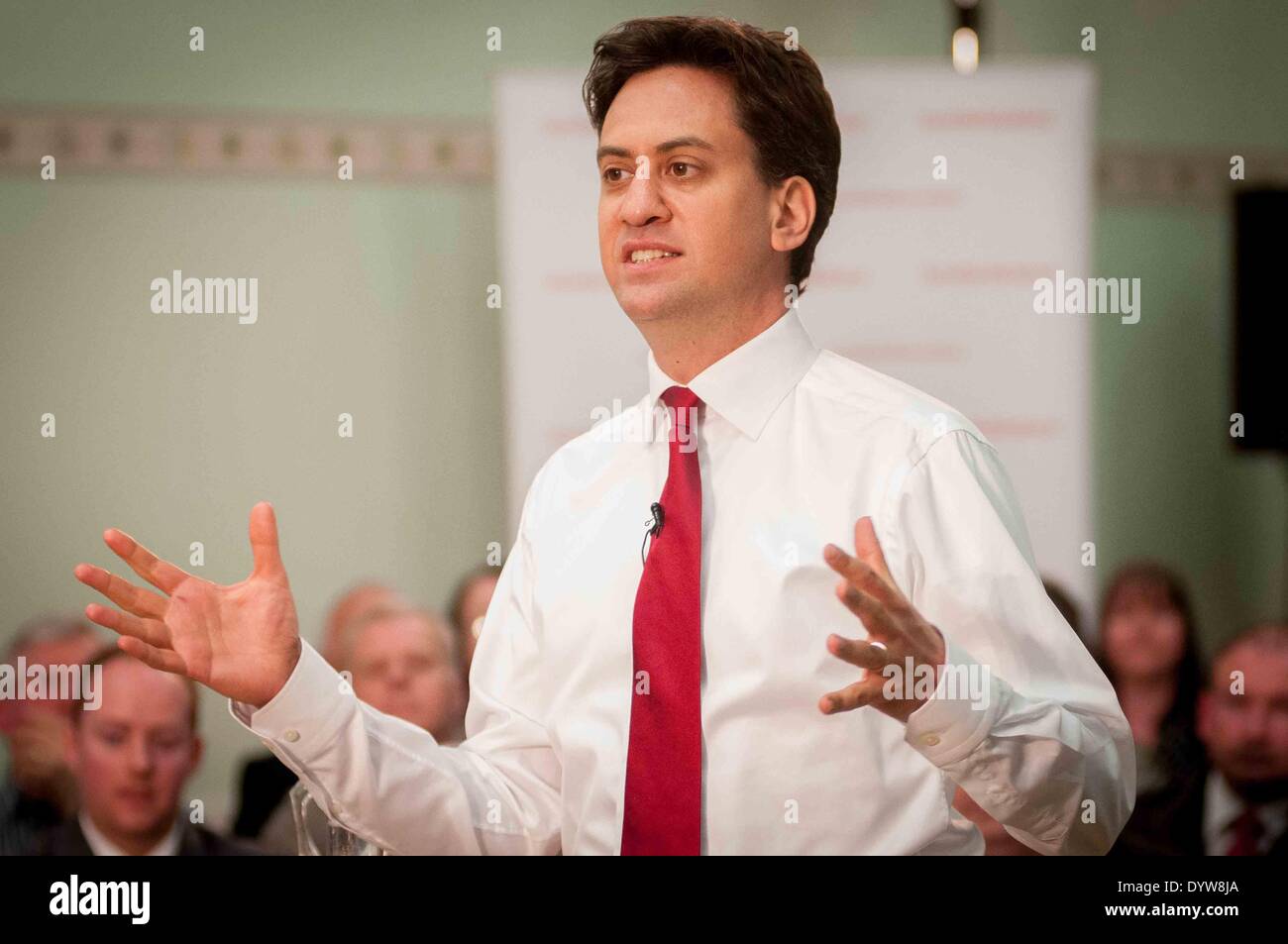 Wishaw, Lanarkshire, Scotland, Regno Unito. Xxv Aprile, 2014. Il leader dell opposizione, Ed Milliband, parla a ISA Centro di denaro a Wishaw, Lanarkshire. Egli è stato in Scozia come parte di un 2 giorno di viaggio con la Shadow Cabinet. Venerdì, 25 aprile 2014. Wullie marr/ALAMY NEWS Foto Stock