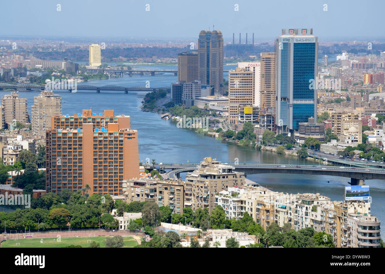 Il fiume Nilo che scorre attraverso il centro de Il Cairo andando verso nord. Fotografie di Barry Iverson Foto Stock