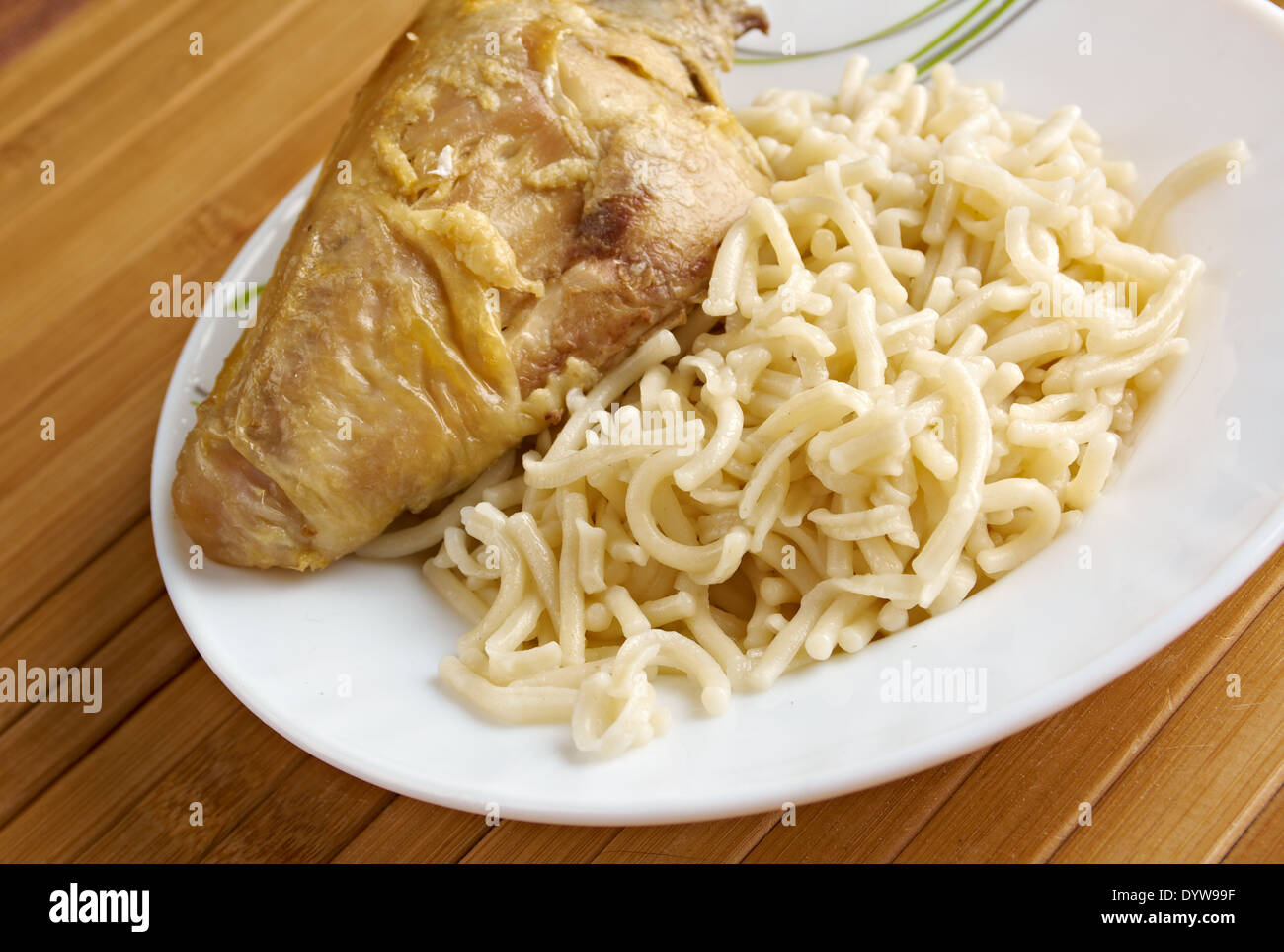 Piatto di Linguine con pollo Foto Stock