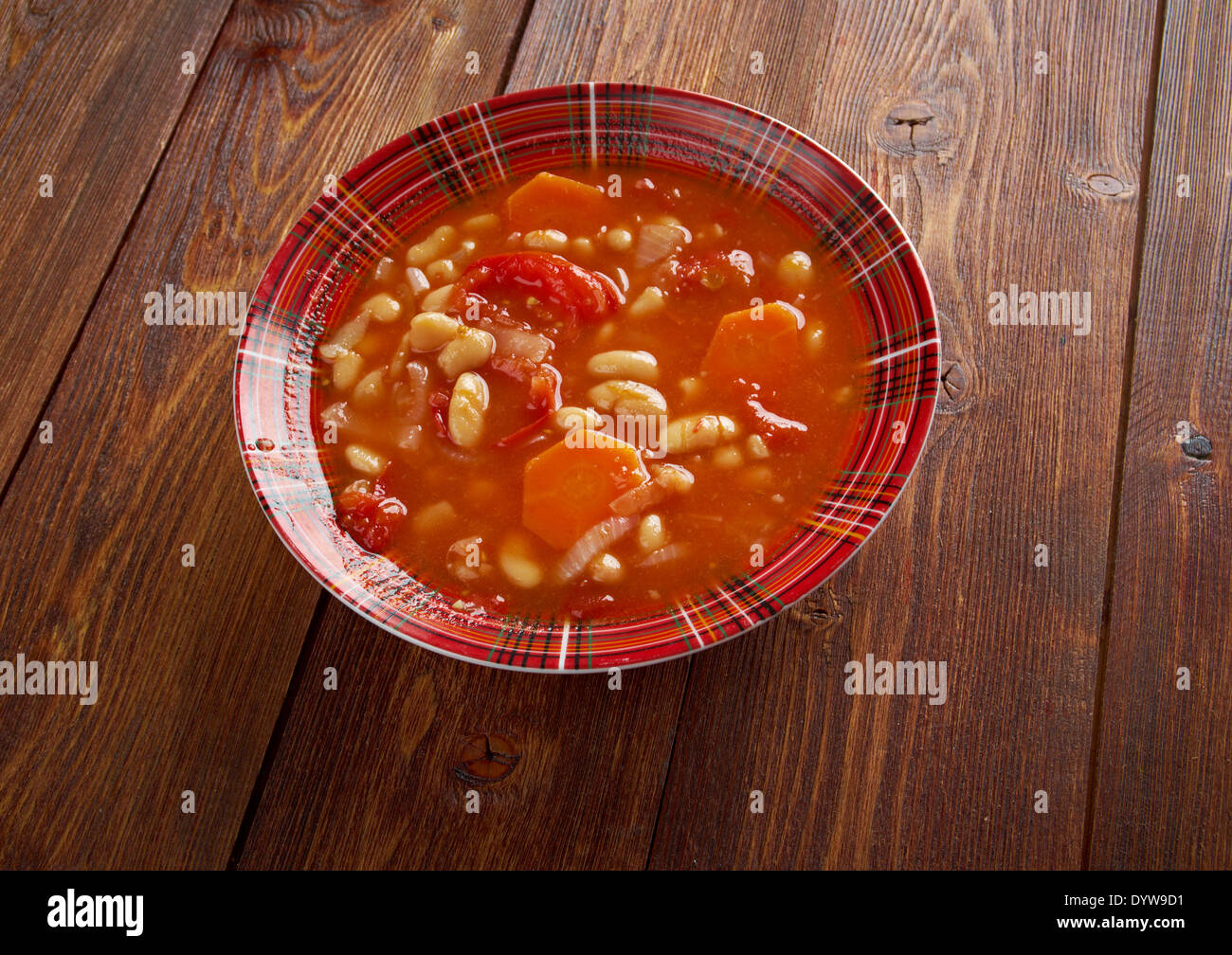 Fasolada - greci e ciprioti di zuppa di vino bianco secco Fave, olio d'oliva e ortaggi Foto Stock