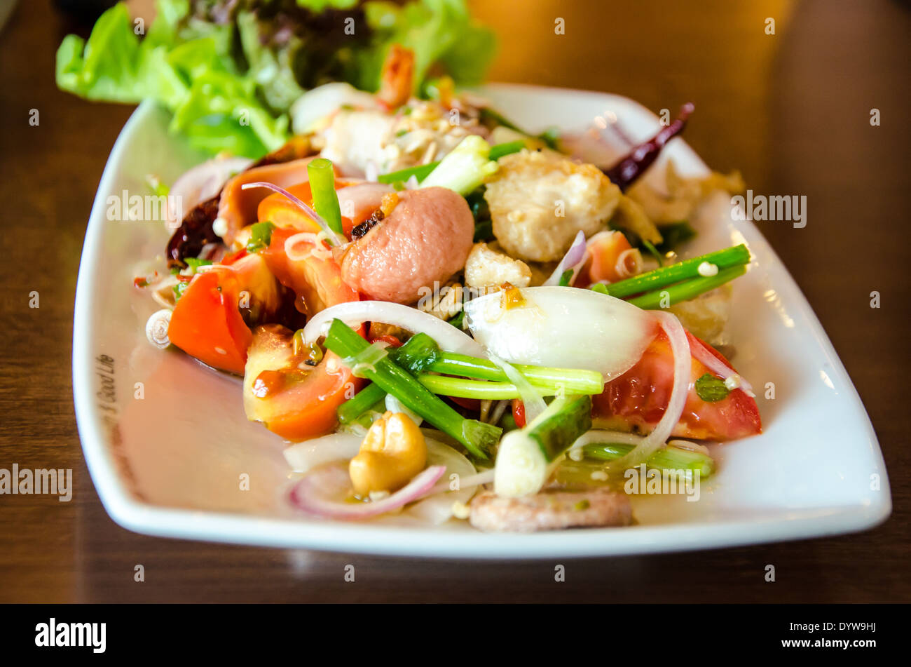 Il cibo thai piccante di carne di maiale e misto ingrediente piccante chiamata YUM RUAM MIT Foto Stock