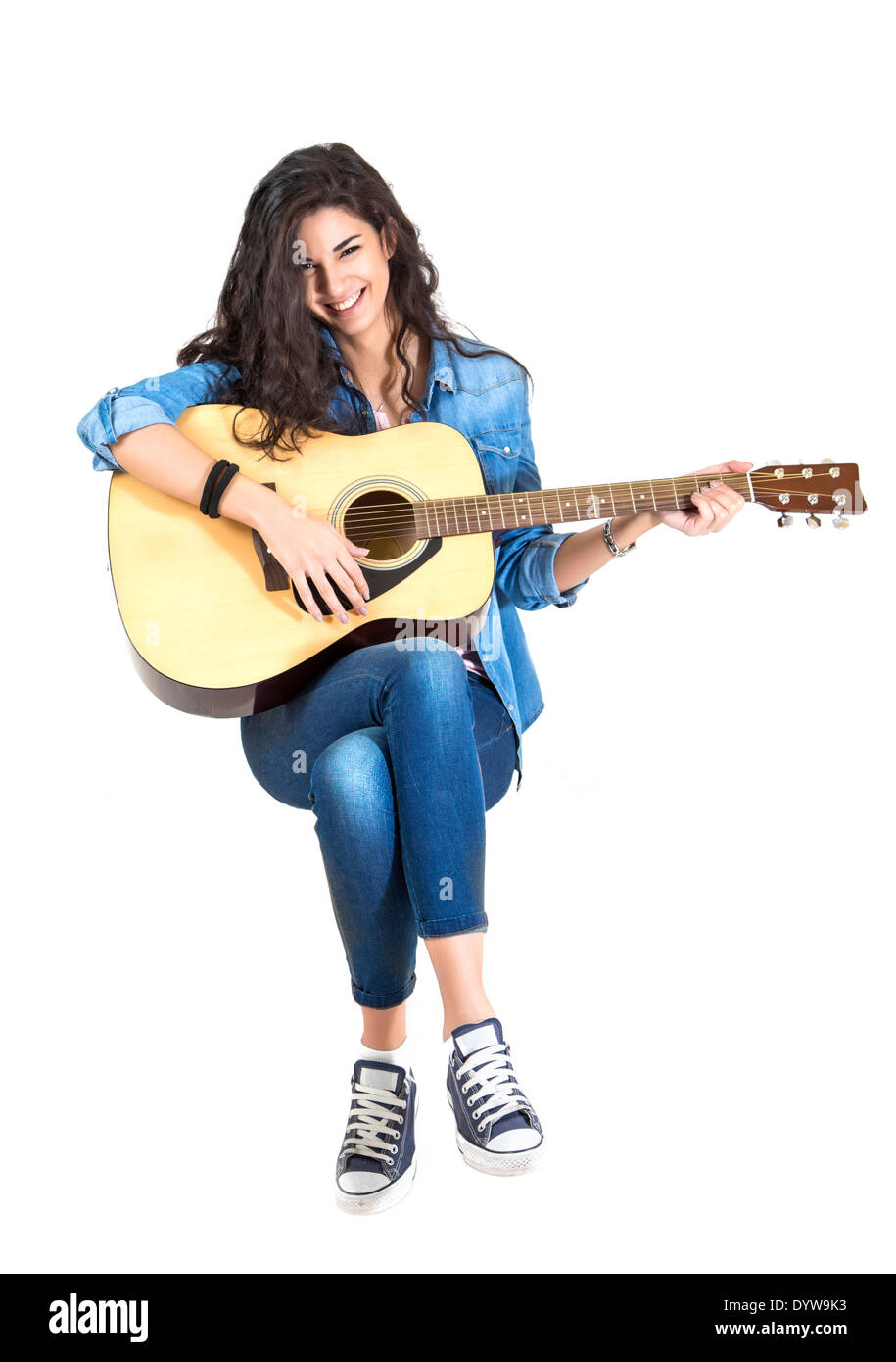 Giovane donna a suonare la chitarra Foto Stock