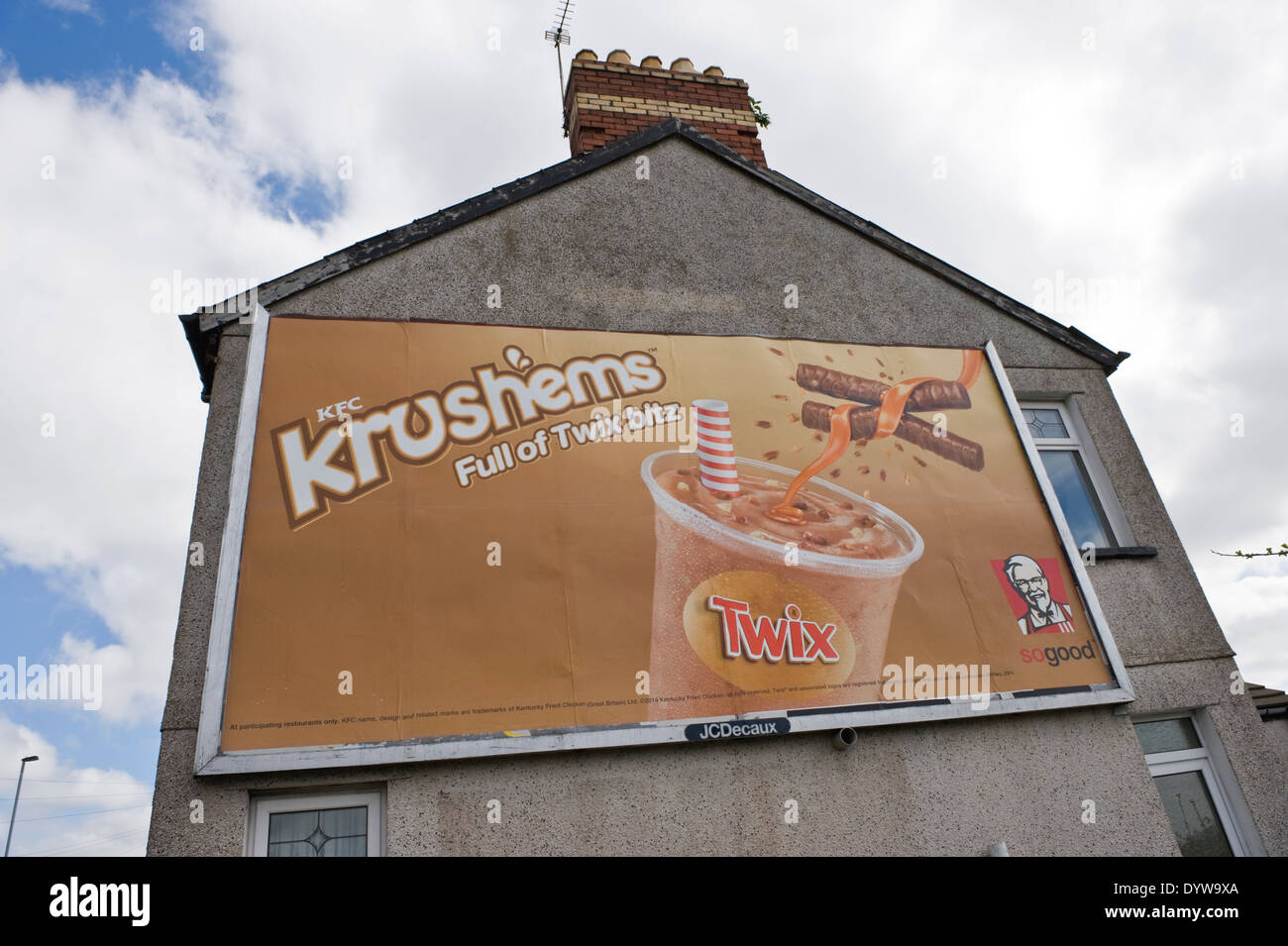 KFC Krushems con Twix cartelloni pubblicitari sul sito di JCDecaux sulla parete laterale della casa in Newport South Wales UK Foto Stock