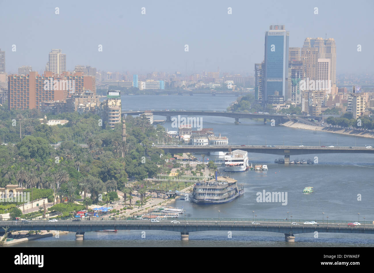 Il fiume Nilo che scorre attraverso il centro de Il Cairo andando verso nord. Fotografie di Barry Iverson Foto Stock