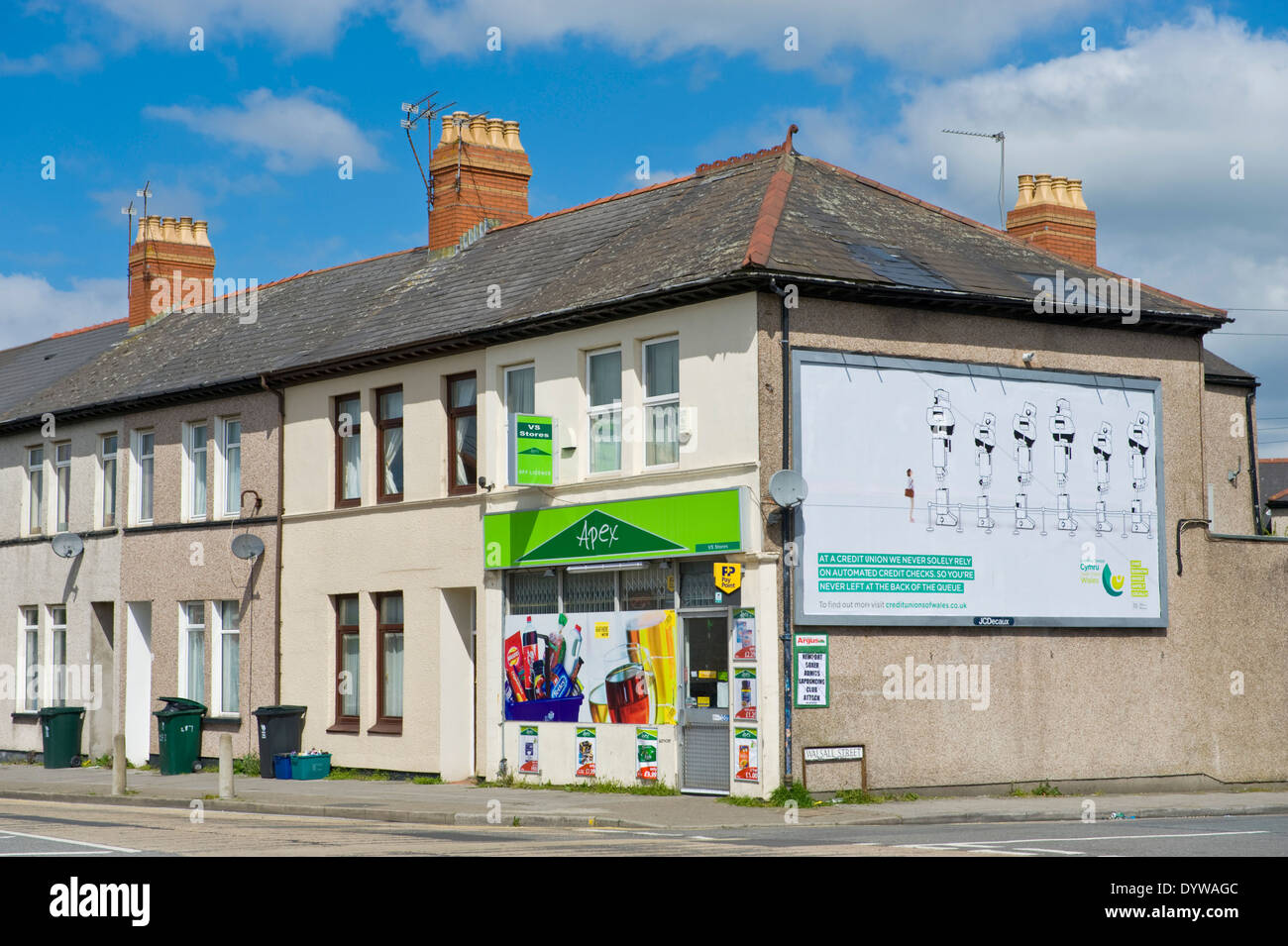 Il Galles le unioni di credito pubblicità Affissioni sulla parete di estremità del piccolo negozio di JCDecaux sito in Newport South Wales UK Foto Stock