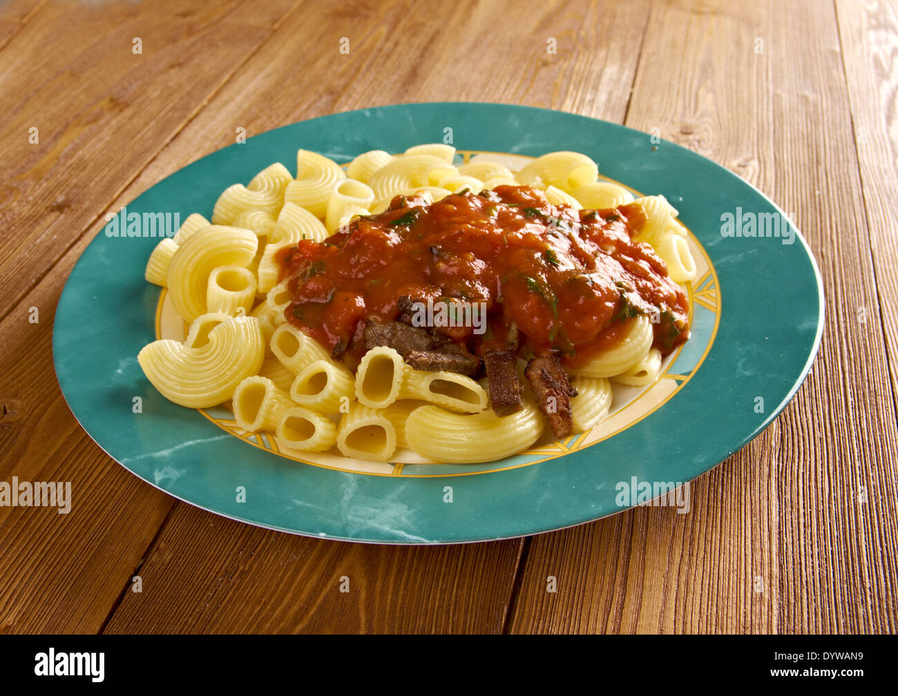 La pasta italiana Le pipe rigate con marinara o salse a base di carne e le carni bovine Foto Stock