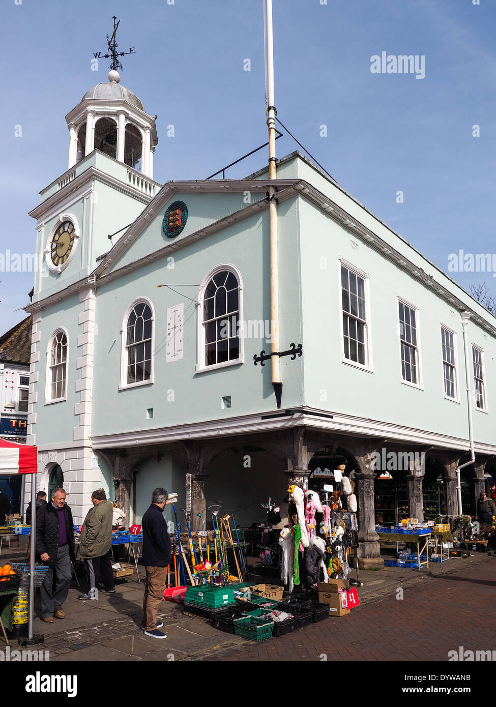 FAVERSHAM KENT/UK - marzo 29 : vista della strada del mercato e municipio a Faversham Kent, 29 marzo 2014. Persone non identificate. Foto Stock