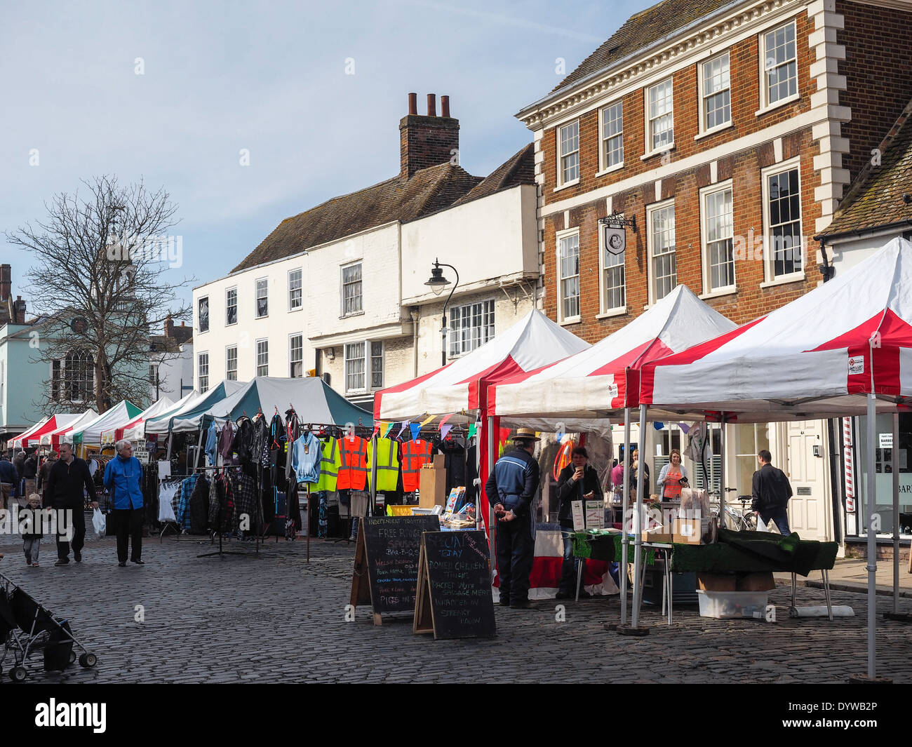 FAVERSHAM KENT/UK - marzo 29 : vista della strada del mercato di Faversham Kent, 29 marzo 2014. Persone non identificate. Foto Stock