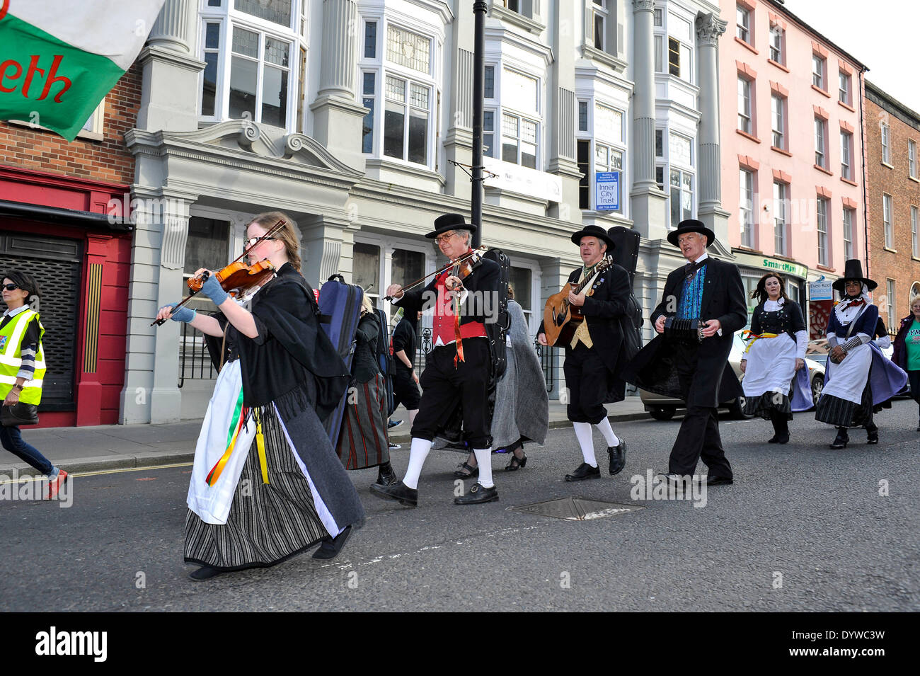 Derry, Londonderry, Irlanda del Nord - 25 aprile 2014. Coppa internazionale in occasione del Festival di musica celtica. Welsh musicisti frequentare i sei Celtic nation's Parade in Londonderry centro città per contrassegnare la xliii Coppa internazionale in occasione del Festival di musica celtica. Il festival è una celebrazione dei legami culturali tra le nazioni di Irlanda, Scozia, Galles, Bretagna Cornovaglia e l'Isola di Man. Credito: George Sweeney/Alamy Live News Foto Stock