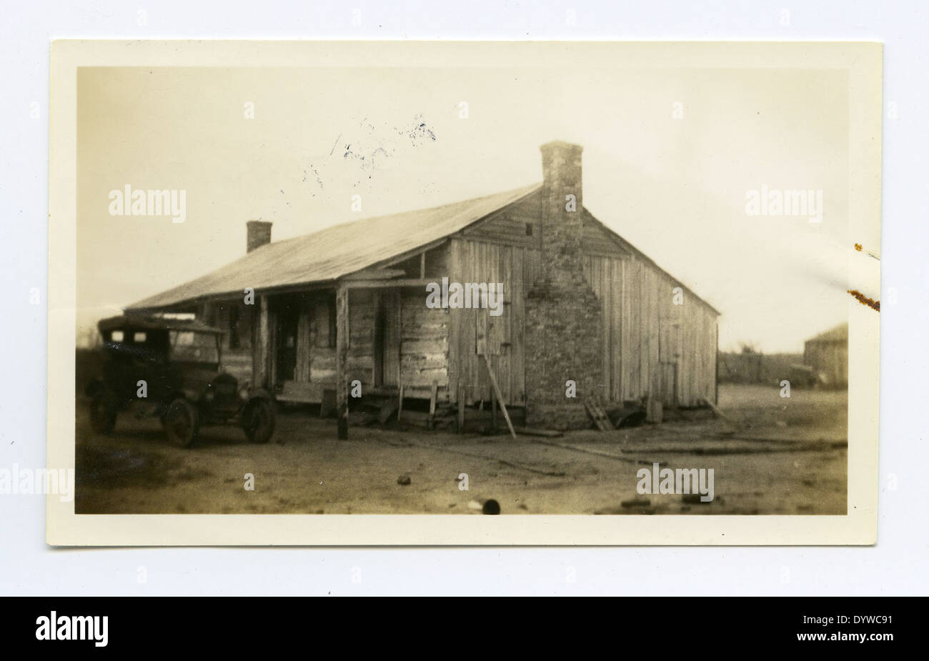 Questa fotografia raffigura Fannie Ratchford e Austin Ratchford Moore, che catturano un momento significativo della loro vita. L'immagine rappresenta un record storico personale di individui in Texas durante gli anni '1970 Foto Stock