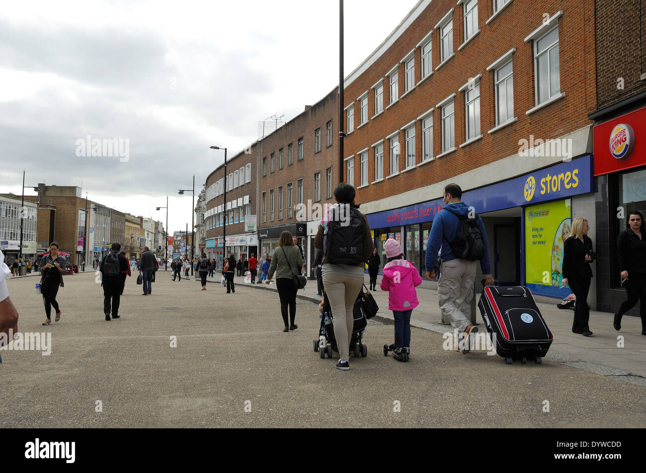 Famiglia passeggiate lungo high street con i bagagli in Southampton Regno Unito Foto Stock