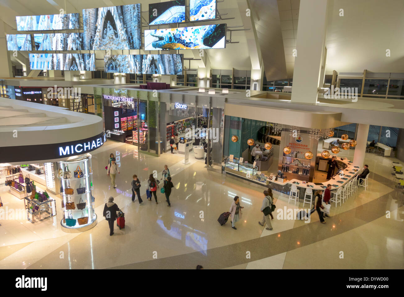 Los Angeles California, LAX, aeroporto internazionale, Tom Bradley International Terminal, gate, TBIT, shopping shopper shopping negozi negozi mercato donne workin Foto Stock