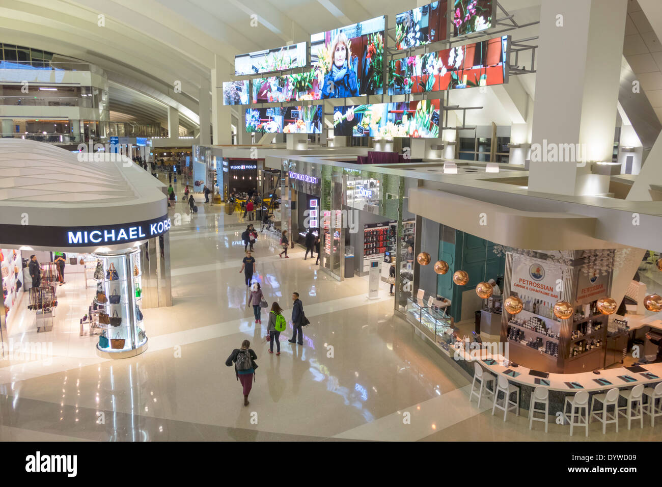 California,Los Angeles,LAX,aeroporto internazionale,Tom Bradley International Terminal,gate,TBIT,shopping shoppers negozio di vendita di mercato di acquisto, negozio Foto Stock
