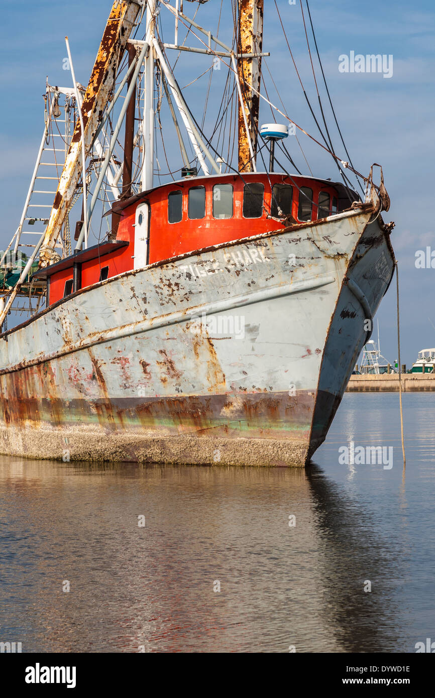 La barca dei gamberi Tiger Shark ha spiaggiato a Biloxi, Mississippi, durante l'uragano Katrina Foto Stock