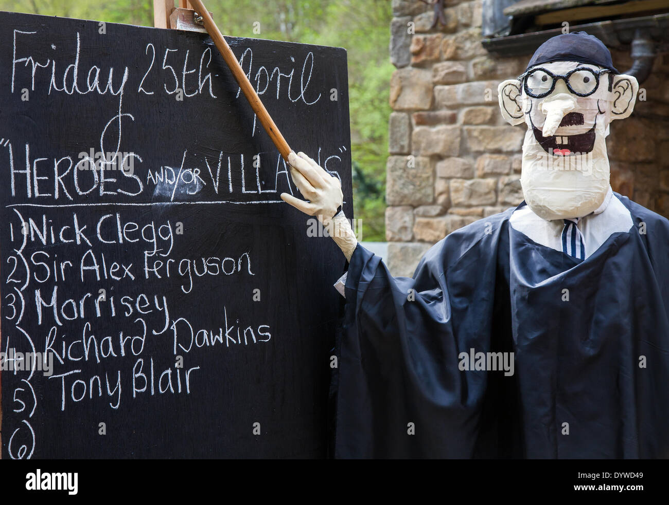 Dandy Schoolmastger con come elenco di eroi politici o criminali al Wray Scarecrow Festival che apre sabato 26 aprile 2014 per una serie di eventi. Maestri mortarboard e abiti costume con elenco di celebrità al Festival istituito 1995, Foto Stock
