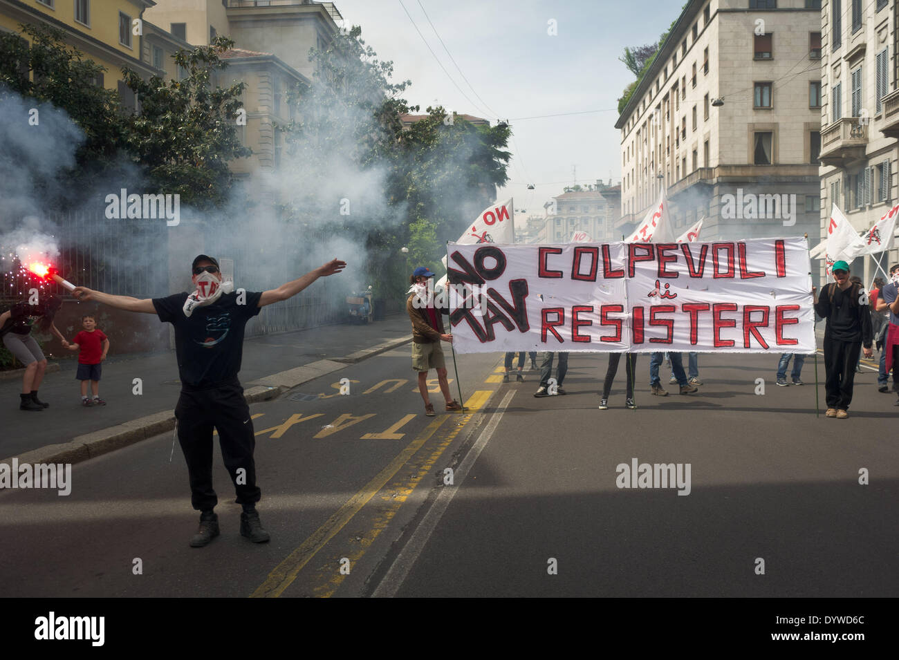 Milano, Italia. Xxv Aprile, 2014. No Tav durante 25 aprile dimostrazione liberazione italiana del fascismo nazista la II Guerra Mondiale grazie dai partigiani, il 25 aprile 2014. Credito: Adamo di Loreto/NurPhoto/ZUMAPRESS.com/Alamy Live News Foto Stock