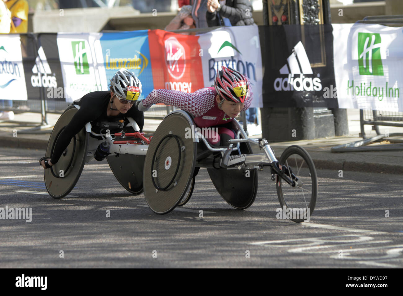 Una sedia a rotelle corridori di partecipare alla maratona di Londra Foto Stock