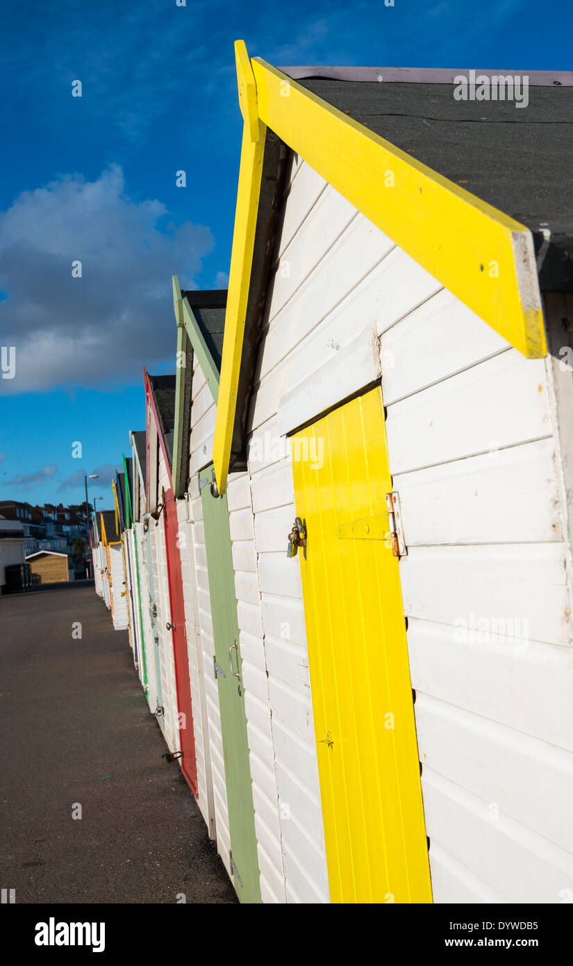 Una linea di pittoresca spiaggia di capanne in Paignton, Devon England Regno Unito Foto Stock