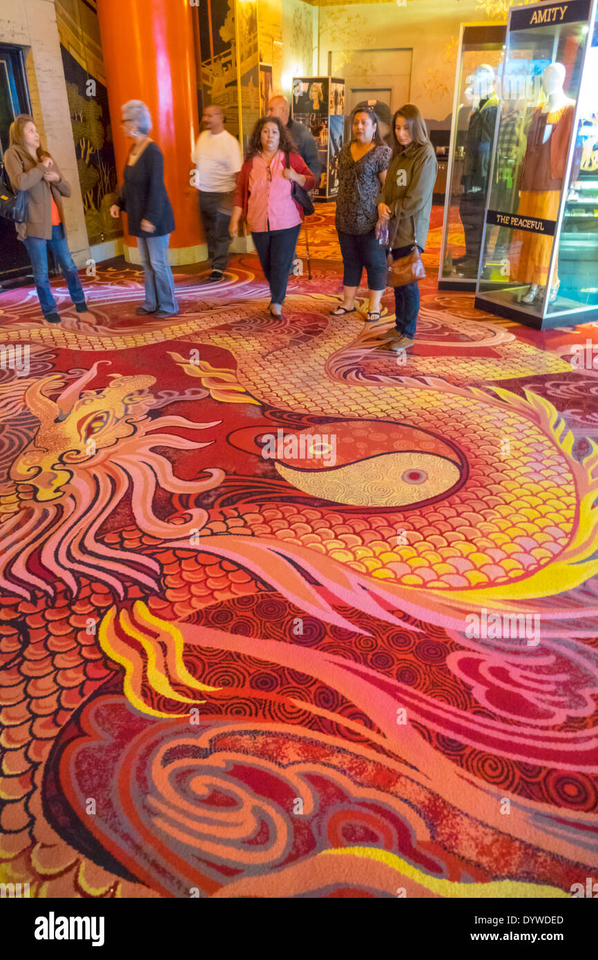 Los Angeles California,LA,Hollywood Boulevard,industria cinematografica,Grauman's,TCL Chinese Theatre,cinema,teaterinterior storico,arredamento,tappeto,donna w Foto Stock