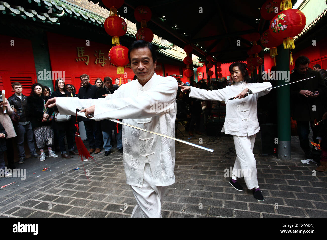 Tai Chi spada prestazioni nella Chinatown di Londra Foto Stock