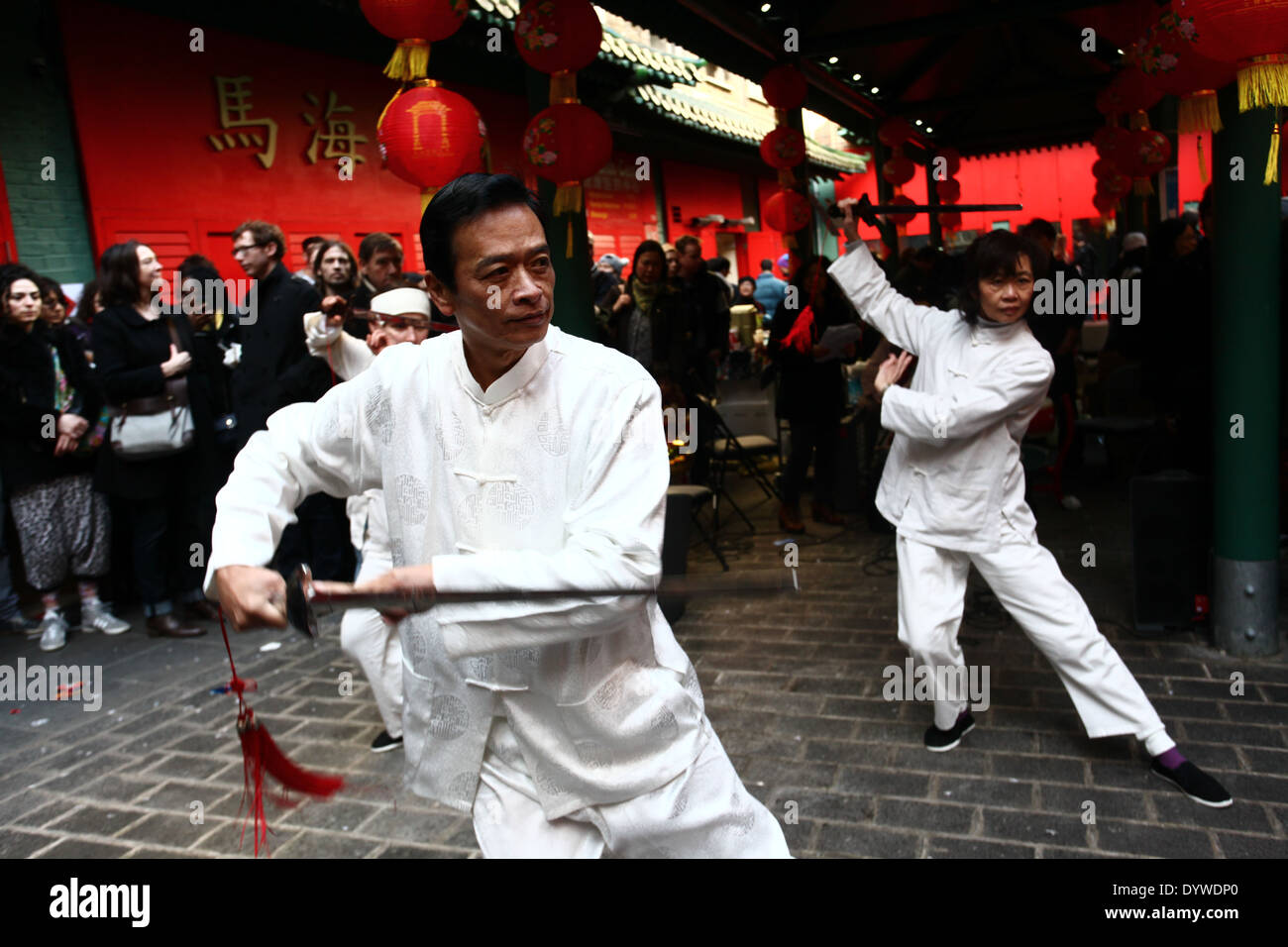 Tai Chi spada prestazioni nella Chinatown di Londra Foto Stock