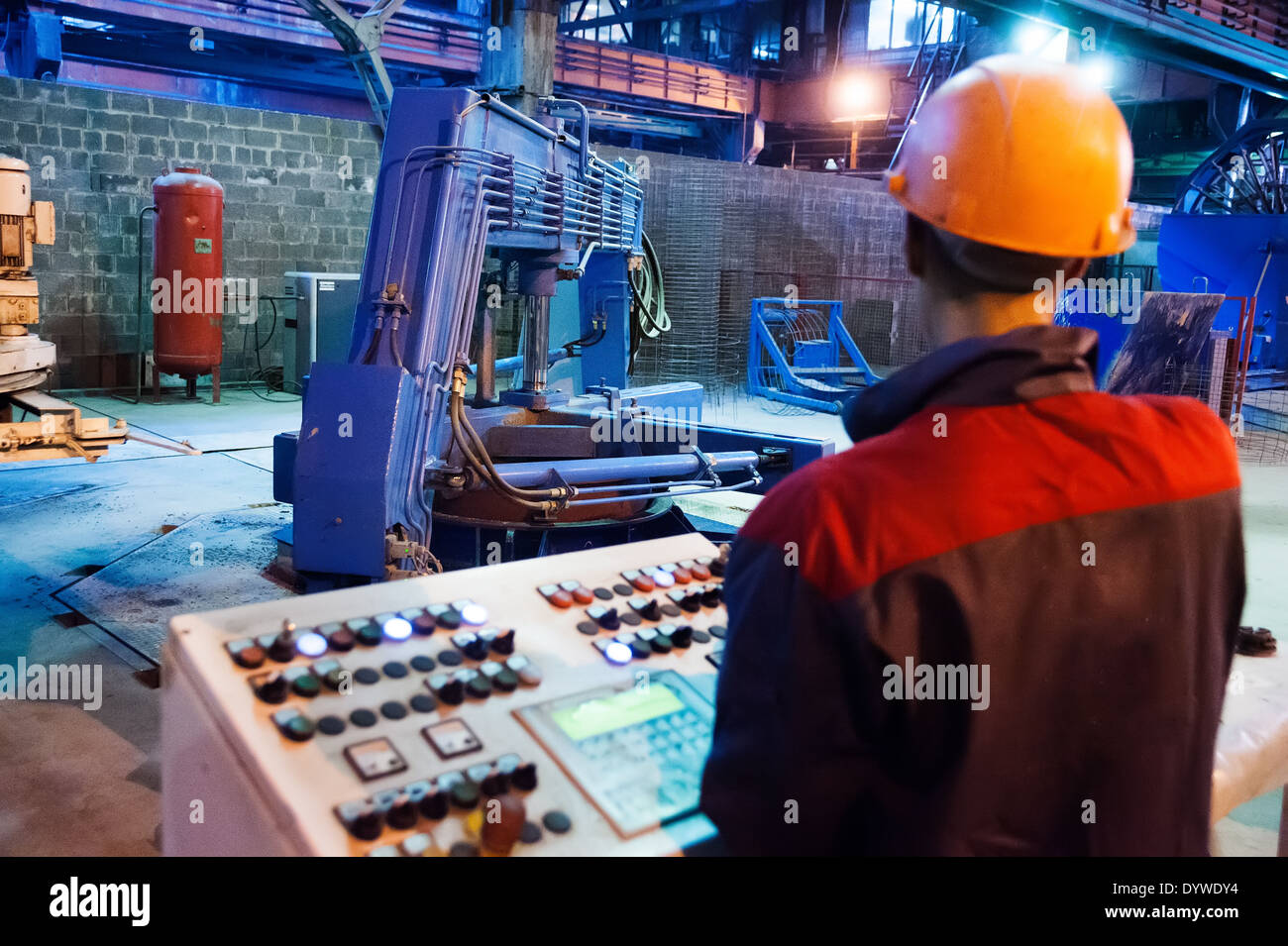 Sulla pianta di prodotti ferroconcrete lavoratore Foto Stock