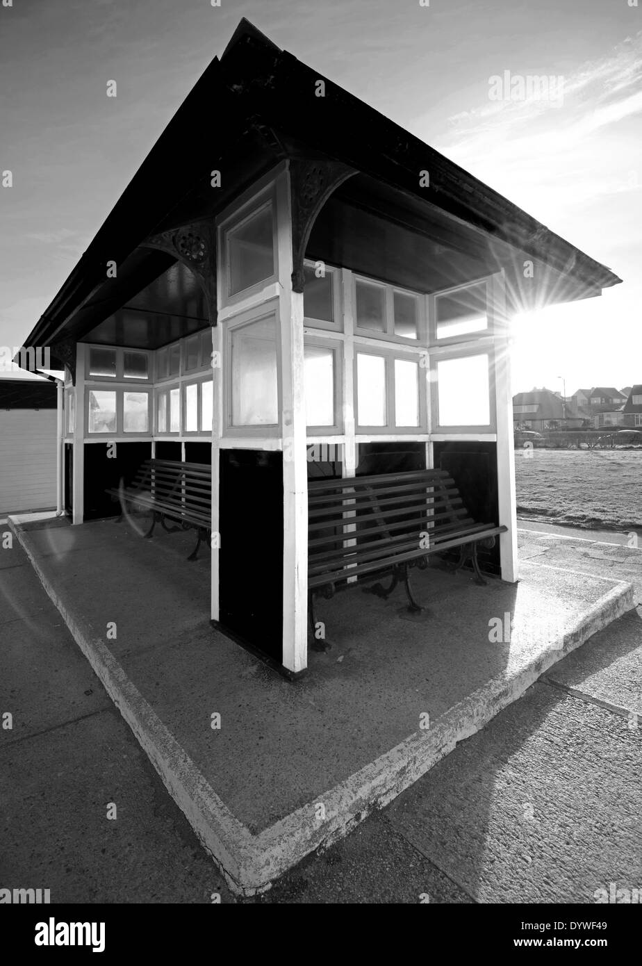 Inizio serata sunburst a beach shelter in Paignton, Devon England Regno Unito Foto Stock