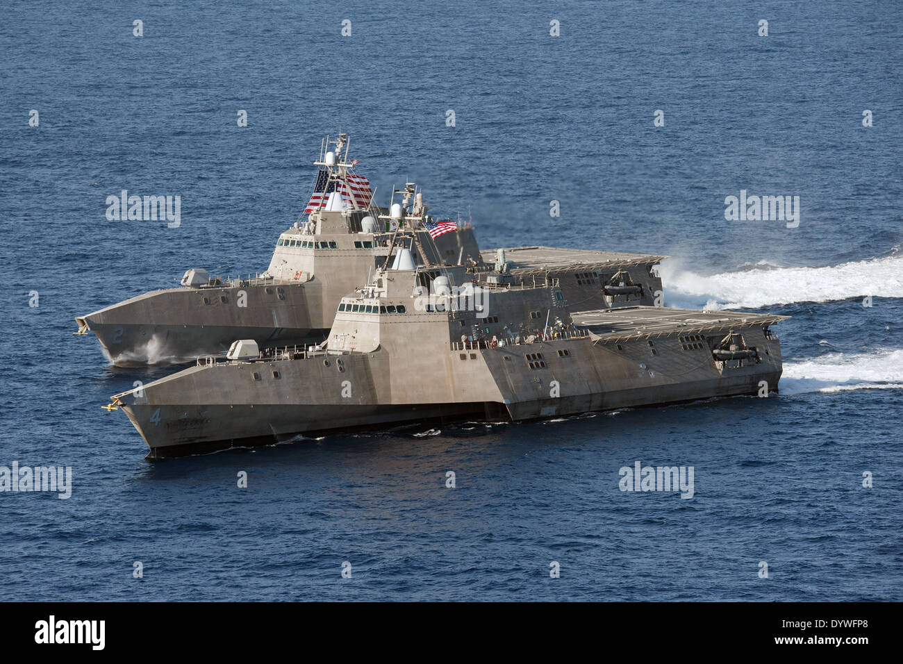 US Navy indipendenza-class Littoral Combat Ships la USS indipendenza e la USS Coronado in corso nell'Oceano Pacifico Aprile 23, 2014 al largo di San Diego, California. Foto Stock