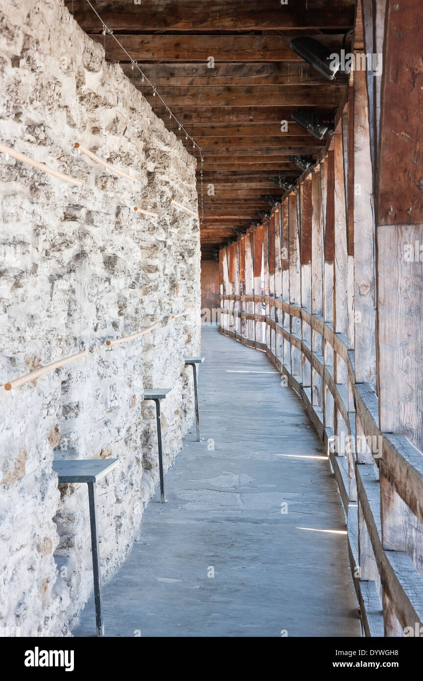 La passerella sulla parte superiore di una antica cortina muraria a Tallinn in Estonia Foto Stock