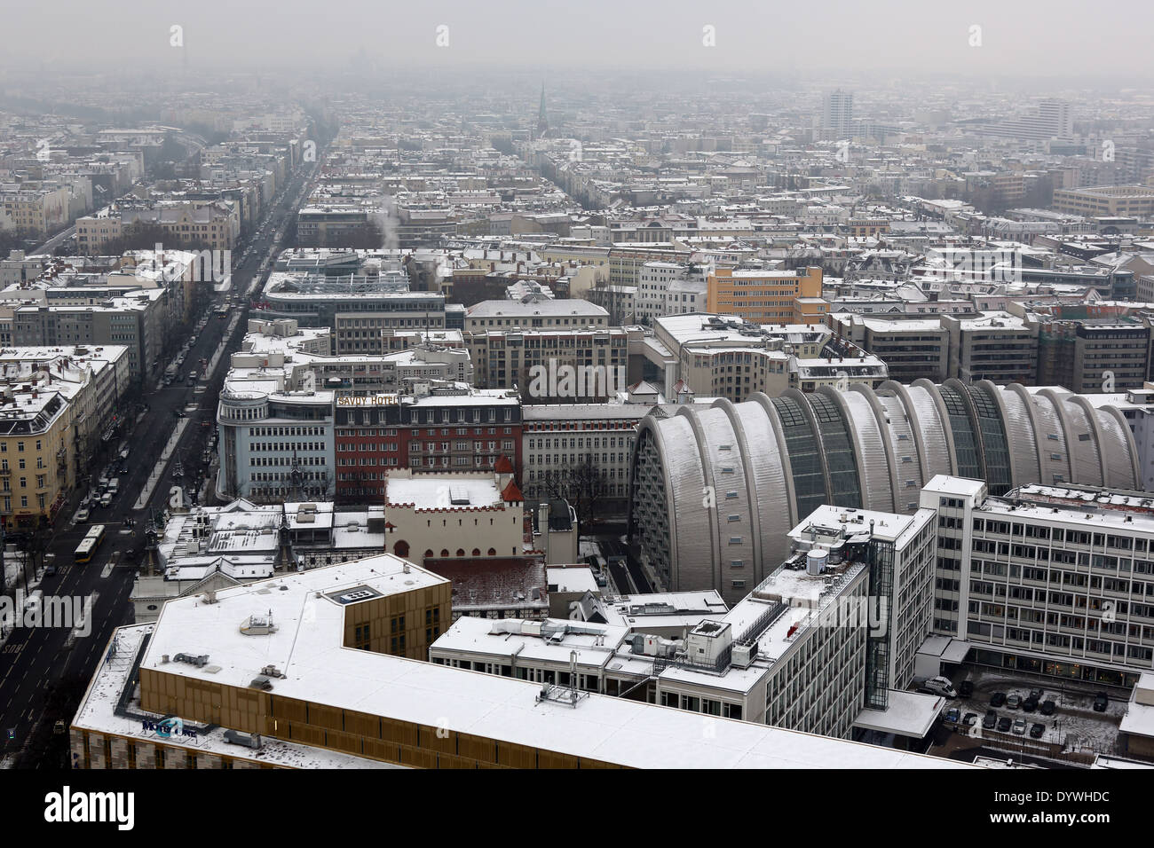 Berlino, Germania, guardando la testa su strada in direzione nord Foto Stock