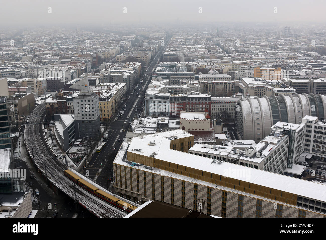 Berlino, Germania, guardando la testa su strada in direzione nord Foto Stock