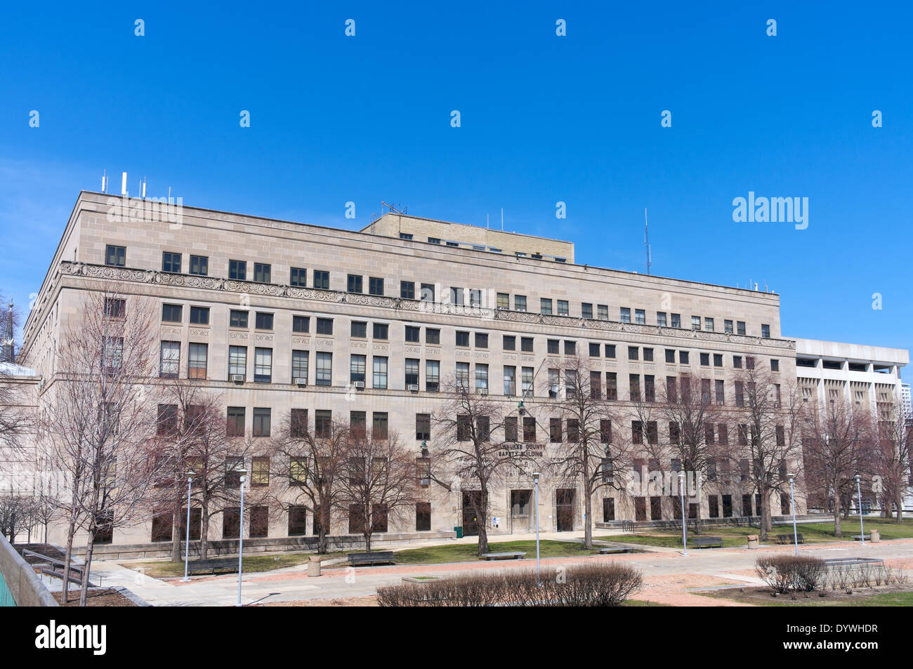Il Milwaukee County e la Città della sicurezza edificio di stile art deco in stile architettonico e MacArthur Square Foto Stock