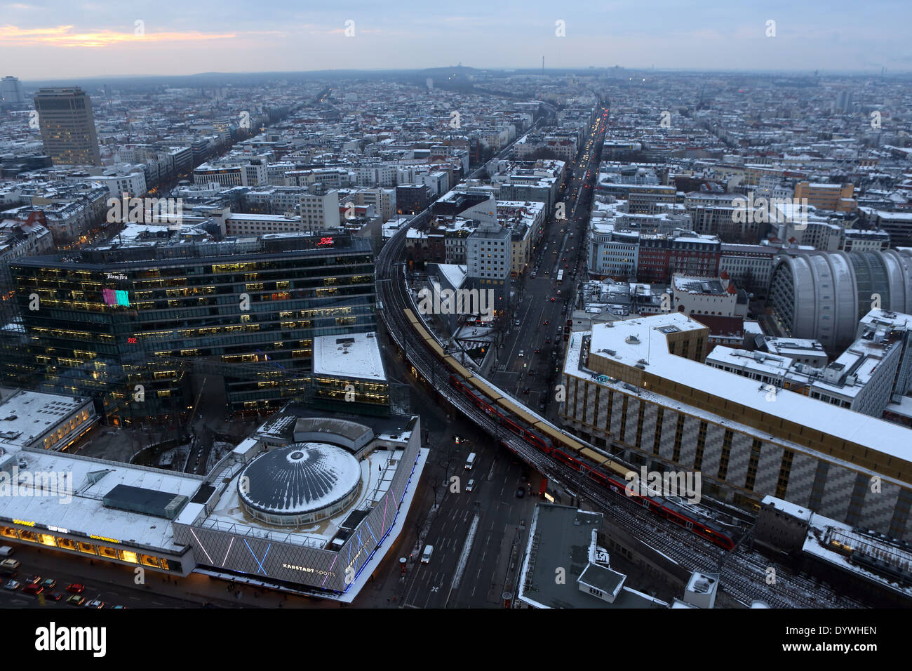 Berlino, Germania, guardando la testa su strada in direzione nord al crepuscolo Foto Stock