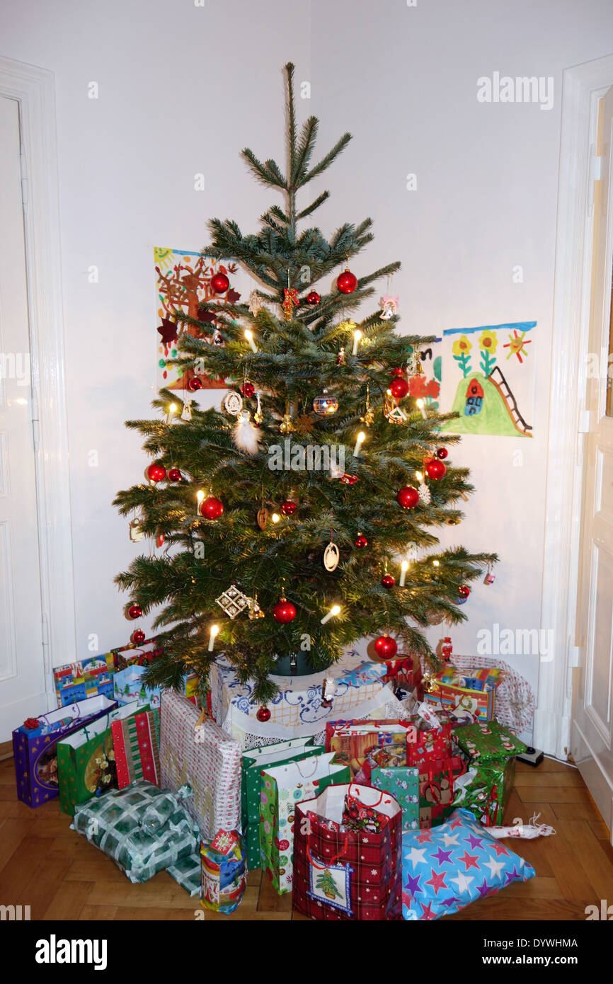 Berlino, Germania, doni sotto una addobbate a festa albero di Natale Foto Stock