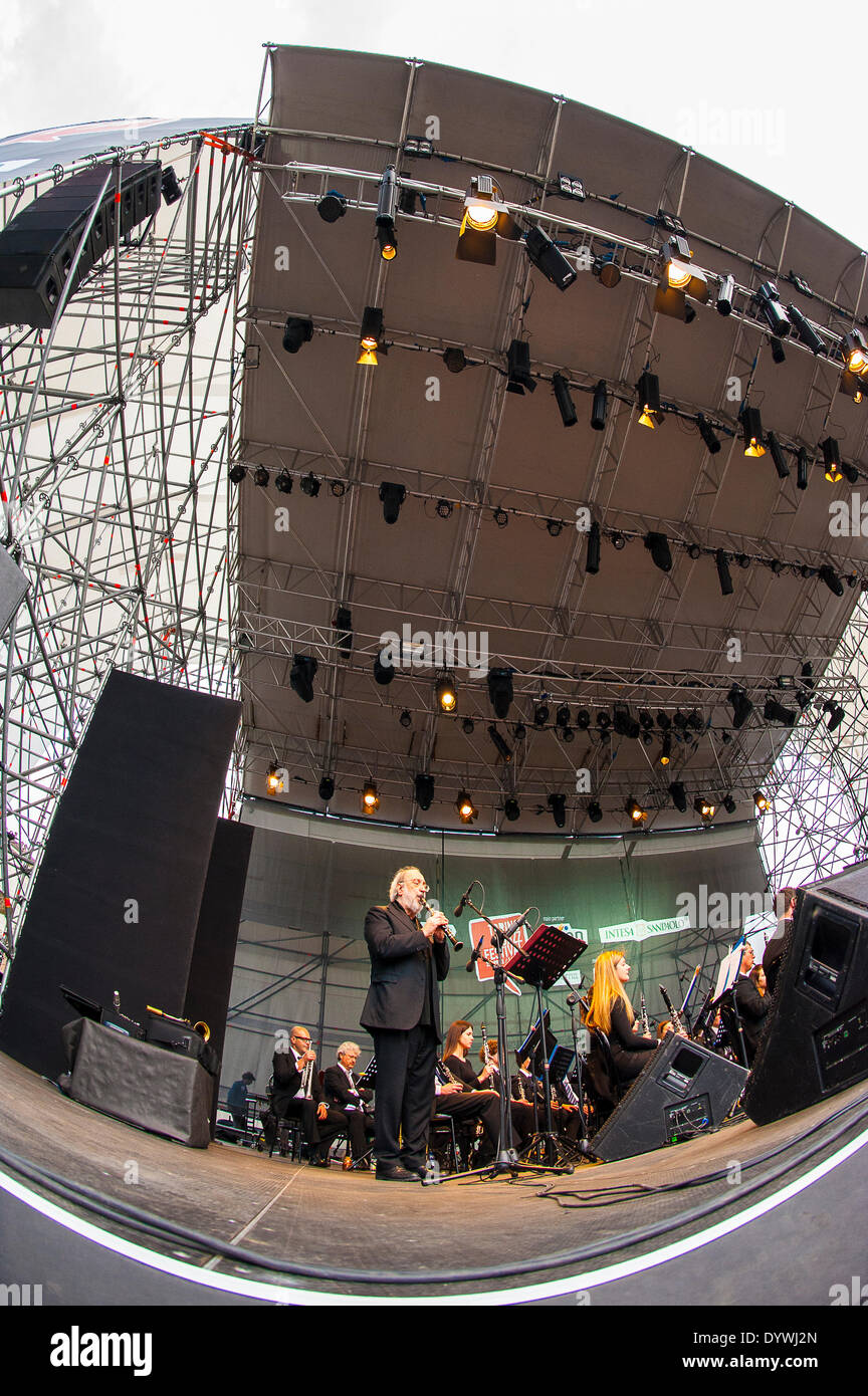 Torino, Italia. Xxv Aprile, 2014. ' Torino Jazz Festival 2014 - inizio del Festival il 25 aprile 2014 - Prestazioni di Gianluigi Trovesi e la Philarmonica Mousikè - Piazza Castello Credito: Davvero Facile Star/Alamy Live News Foto Stock