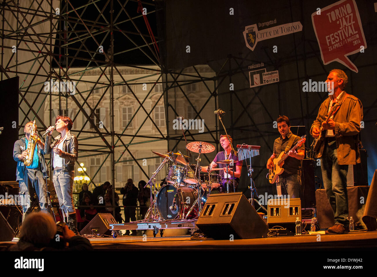 Torino, Italia. Xxv Aprile, 2014. ' Torino Jazz Festival 2014 - inizio del Festival il 25 aprile 2014 - Prestazioni di Daniele Sepe und Rote Jazz frazione Credito: Davvero Facile Star/Alamy Live News Foto Stock