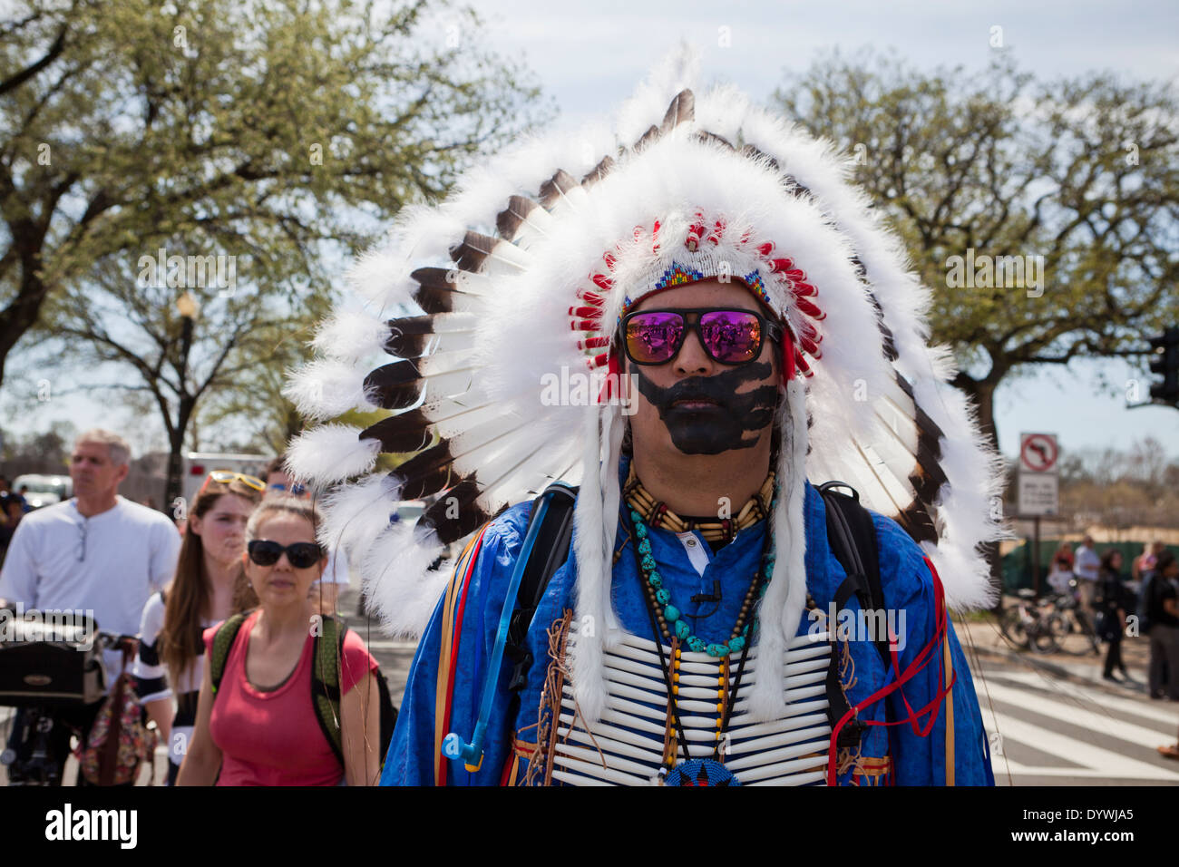 Uomo con Native American Indian war cofano Foto Stock