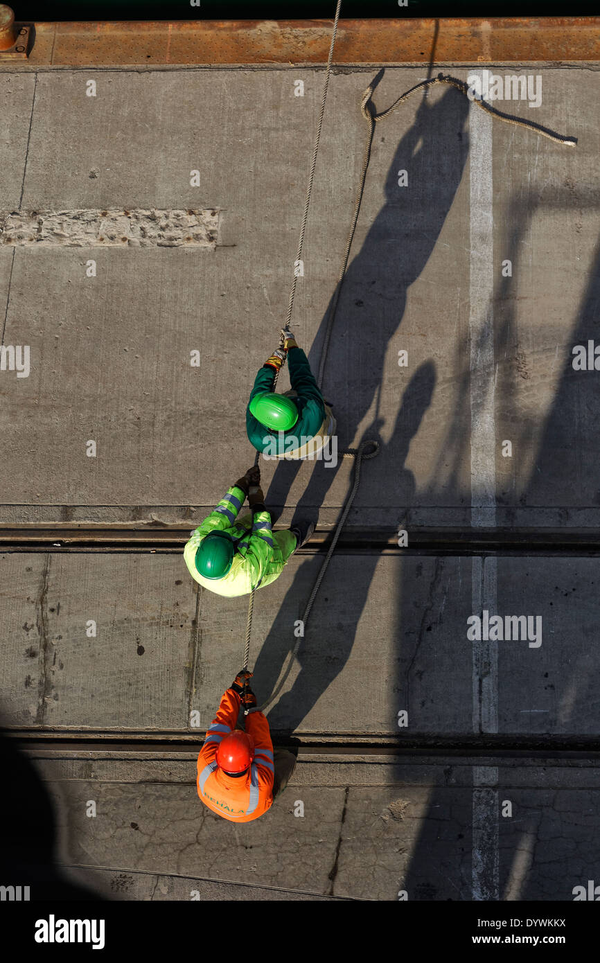 Berlino, Germania, i lavoratori portuali in Berlin West Harbour Foto Stock