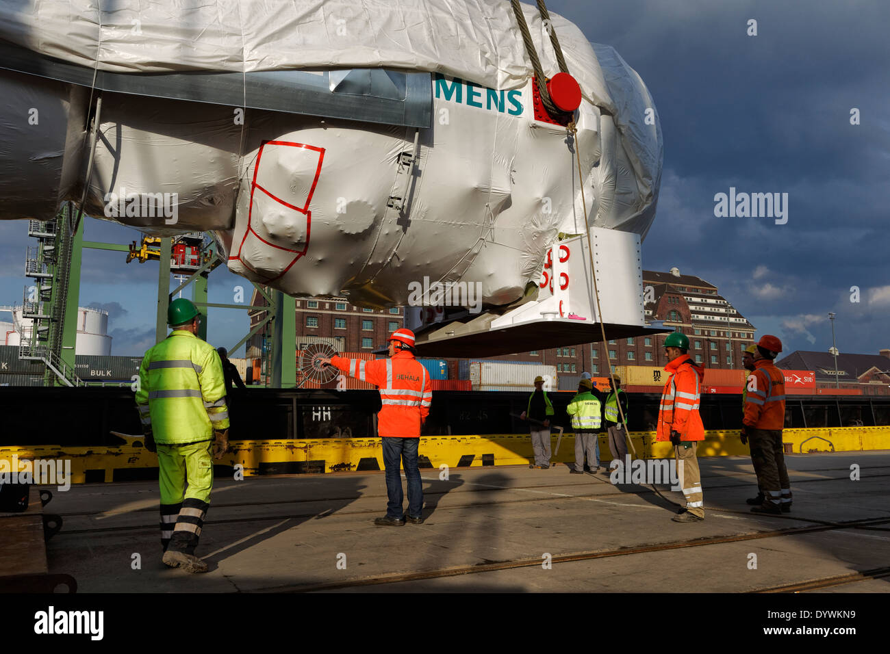 Berlino, Germania, la manipolazione di un della turbina a gas Siemens di Berlino occidentale di porto Foto Stock