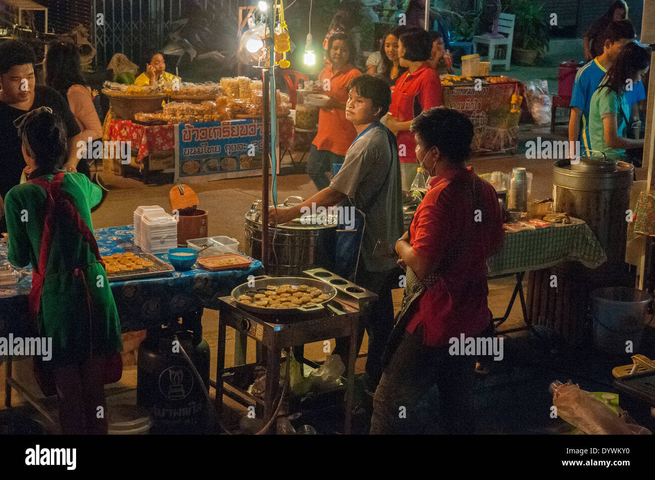 Il mercato notturno in Sukhothai, Thailandia Foto Stock